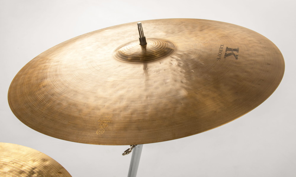 Top-down view of a golden brass Keroper K cymbal, a percussion instrument, on a stand against a white background from the Vienna Symphonic Library Synchron Percussion I series.