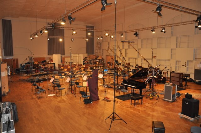 MIRx Mode virtual instrument seating arrangement with instrument labels including Plate Bells, Small Bells, Tubular Bells, Tamtams, Snare Drums, Cymbals, Piatti, Tambourine, Crotales, Timpani, Bass Drums, Triangle, and Gongs.