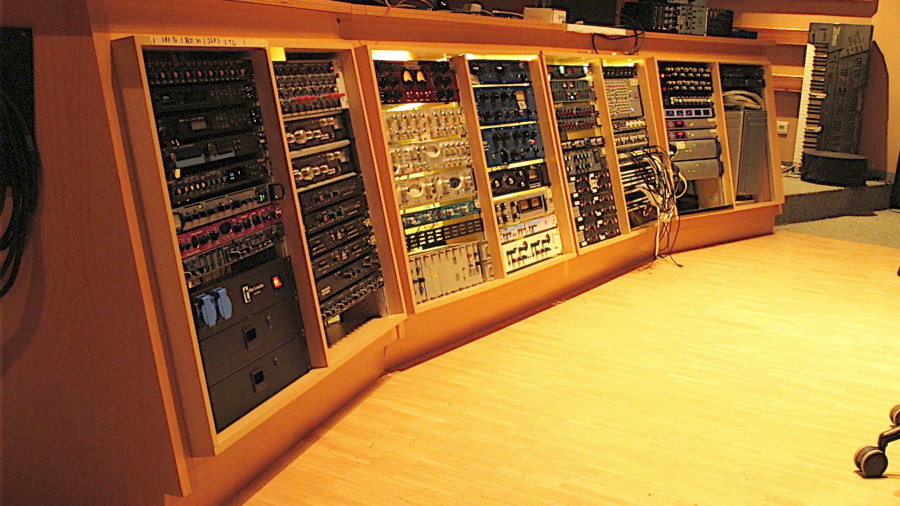Vienna MIR Pro plugin interface showing Room Tone active setting with controls for volume and output.